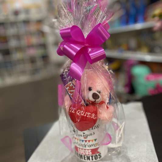 Taza de Regalo con peluche y chocolates